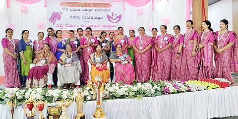 ಚೇರಂಬಾಣೆಯ ಕಾರುಗುಂದ ಗೌಡ ಸಮಾಜದಲ್ಲಿ ಆಯೋಜಿಸಿದ್ದ ಚೇರಂಬಾಣೆಯ ಗೌಡ ಮಹಿಳಾ ಒಕ್ಕೂಟದ ಮೊದಲ ವಾರ್ಷಿಕೋತ್ಸವ ಹಾಗೂ ವಿಶ್ವ ಮಹಿಳಾ ದಿನಾಚರಣೆಯ ಸಮಾರಂಭದಲ್ಲಿ ಸಾಧಕರನ್ನು ಸನ್ಮಾನಿಸಲಾಯಿತು. ಕಡ್ಲೆರ ತುಳಸಿ ಮೋಹನ್, ಸುಳ್ಯಕೋಡಿ ಶಿವದೇವಿ ಅವನಿಶ್ಚಂದ್ರ, ಮಿಲನಾ ಭರತ್ ಇತರರು ಇದ್ದರು. 