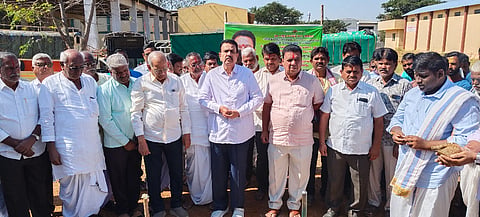 (North Karnataka) ನರಗುಂದ ಎಪಿಎಂಸಿ ಮಾರುಕಟ್ಟೆ ಪ್ರಾಂಗಣದಲ್ಲಿ 1.25 ಕೋಟಿ ರೂ. ವೆಚ್ಚದ ಅಭಿವೃದ್ಧಿ ಕಾಮಗಾರಿಗಳಿಗೆ ಶಾಸಕ ಸಿ.ಸಿ.ಪಾಟೀಲ ಶನಿವಾರ ಪೂಜೆ ಸಲ್ಲಿಸಿದರು. ಎನ್.ಕೆ. ಸೋಮಾಪೂರ, ಎ.ಎಂ. ಹುಡೇದ, ಚಂದ್ರು ದಂಡಿನ, ರಾಘವೇಂದ್ರ ಸಜ್ಜನ ಇತರರಿದ್ದರು.