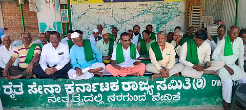 ನರಗುಂದ ಪಟ್ಟಣದಲ್ಲಿ ಶನಿವಾರ ನಡೆದ ಮಹದಾಯಿ ಹೋರಾಟ ವೇದಿಕೆಯಲ್ಲಿ (Kalasa banduri)ವೀರೇಶಸ್ವಾಮಿ ಸೊಬರದಮಠ ಮಾತನಾಡಿದರು. ಈರಬಸಪ್ಪ ಹೂಗಾರ, ಚಂದ್ರಗೌಡ ಪಾಟೀಲ, ನಂದೀಶ ಮಠದ, ಸಾವಿತ್ರಿ ಸೋಮನಕಟ್ಟಿ, ಇತರರಿದ್ದರು.