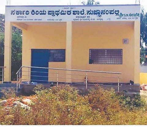 ಬಾಗೇಪಲ್ಲಿ ತಾಲೂಕಿನ ಸುಜ್ಞಾನಂಪಲ್ಲಿ ಸರ್ಕಾರಿ ಪ್ರಾಥಮಿಕ ಶಾಲೆ ಮುಂಭಾಗದಲ್ಲಿ ಬೆಳೆದಿರುವ ಗಿಡ&ಗಂಟಿ.