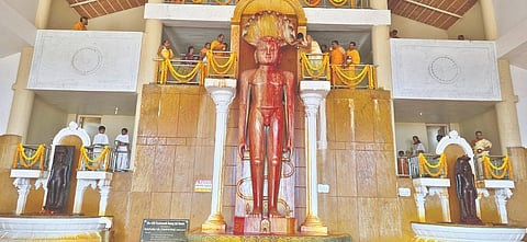 ರಿಪ್ಪನ್​ಪೇಟೆ ಸಮೀಪದ ಹೊಂಬುಜ ಜೈನಮಠದಲ್ಲಿ ತ್ರಿಕೂಟ ಜಿನಾಲಯ ಪಾರ್ಶ್ವನಾಥಸ್ವಾಮಿಗೆ ಅಭಿಷೇಕ ನೆರವೇರಿಸಲಾಯಿತು.