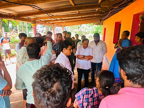 ರಿಪ್ಪನ್​ಪೇಟೆ ಸಮೀಪದ ಶಾಖವಳ್ಳಿ ಗ್ರಾಮದ ಮೃತ ಸುಮಾ ಅವರ ಮನೆಗೆ ಮಾಜಿ ಸಚಿವ ಕಿಮ್ಮನೆ ರತ್ನಾಕರ ಭೇಟಿ ನೀಡಿ ಕುಟುಂಬಸ್ಥರಿಗೆ ಸಾಂತ್ವನ ಹೇಳಿದರು. ಬಿ.ಜಿ.ಚಂದ್ರಮೌಳಿ, ರಂಜಿತ್​ಕುಮಾರ್​ ಇತರರಿದ್ದರು.