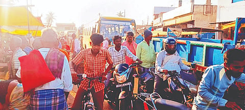 ಇಕ್ಕಟ್ಟಾದ ಸ್ಥಳದಲ್ಲಿ ನಡೆದಿರುವ ಸಂತೆ.