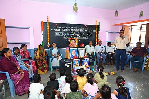 ರೇವತಗಾಂವ ಗ್ರಾಮದ ಸರ್ಕಾರಿ ಕನ್ನಡ ಕಿರಿಯ ಪ್ರಾಥಮಿಕ ಶಾಲೆಯಲ್ಲಿ  ೫ನೇ ತರಗತಿ ವಿದ್ಯಾರ್ಥಿಗಳ ಬೀಳ್ಕೊಡುವ ಸಮಾರಂಭ ನೆರವೇರಿತು. ಸಿಆರ್‌ಪಿ ಪ್ರಕಾಶ, ಶಶಿಕಲಾ ಪತ್ತಾರ, ಗೀತಾ ದಾಬೆ ಮತ್ತಿತರರಿದ್ದರು.