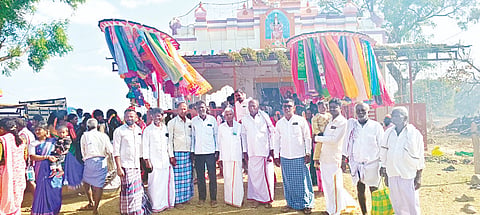 ಸರಗೂರು ತಾಲೂಕಿನ ಚನ್ನೀಪುರ ಗ್ರಾಮದ ದೇವತೆ ಹಾಗೂ ಭೈರವೇಶ್ವರಸ್ವಾಮಿ ಕೊಂಡೋತ್ಸವ ವಿಜೃಂಭಣೆಯಿಂದ ನಡೆಯಿತು.