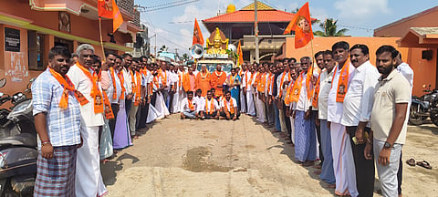 ಸರಗೂರು ತಾಲೂಕಿನ ಹಂಚೀಪುರ ಗುರುಮಲ್ಲೇಶ್ವರಪಟ್ಟದ ಮಠದ ಆವರಣದಲ್ಲಿ ಬುಧವಾರ ಕಾಯಕಯೋಗಿ ಬಸವಣ್ಣ ಜಯಂತ್ಯುತ್ಸವ ಕಾರ್ಯಕ್ರಮದ ಪ್ರಚಾರ ರಥಕ್ಕೆ ಚನ್ನಬಸವಸ್ವಾಮೀಜಿ  ವಿಶೇಷ ಪೂಜೆ ಸಲ್ಲಿಸುವ ಮೂಲಕ ಚಾಲನೆ ನೀಡಿದರು. ತೋಂಟದಾರ್ಯ ಸ್ವಾಮೀಜಿ, ವೀರಭದ್ರಪ್ಪ, ಗಣಪತಿ, ಗುರುಸ್ವಾಮಿ, ನಂದೀಶ್ ಇತ್ತರರು ಇದ್ದರು.