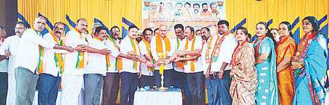 ಸರಗೂರಿನಲ್ಲಿ ಗುರುವಾರ ಆಯೋಜಿಸಿದ್ದ ಬಿಜೆಪಿ ನೂತನ ಮಂಡಲ ಅಧ್ಯಕ್ಷರ ಪದಗ್ರಹಣ ಕಾರ್ಯಕ್ರಮ ಆಯೋಜಿಸಲಾಗಿತ್ತು. ಕೆ.ಎನ್.ಸುಬ್ಬಣ್ಣ, ಸಿ.ಕೆ.ಗಿರೀಶ್, ಮಂಜುನಾಥ, ಗುರುಸ್ವಾಮಿ, ವೆಂಕಟಸ್ವಾಮಿ, ಲಕ್ಷಣ್, ವೆಂಕಟೇಶ್ ಇತರರಿದ್ದರು.
