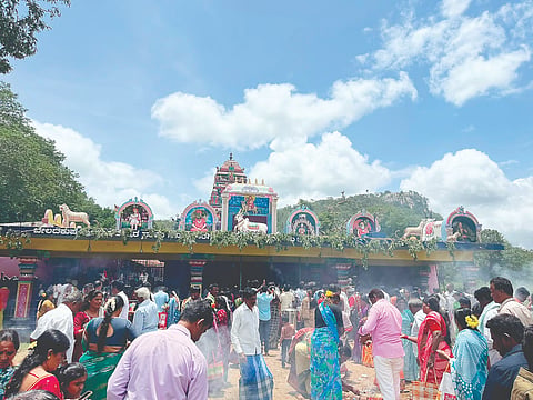  ಸರಗೂರು ತಾಲೂಕಿನ ಶ್ರೀ  ಕ್ಷೇತ್ರ ಬೇಲದಕುಪ್ಪೆ ಮಹದೇಶ್ವರ ದೇವಸ್ಥಾನದಲ್ಲಿ ಭೀಮನ ಅಮಾವಾಸ್ಯೆ ಹಿನ್ನೆಲೆಯಲ್ಲಿ ಬುಧವಾರ ಭಕ್ತರು ಸರತಿಯಲ್ಲಿ ಸಾಗಿ ದೇವರ ದರ್ಶನ ಪಡೆದರು. 