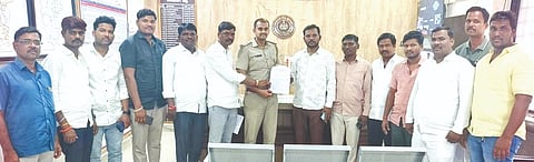 ಪ್ರಚೋದನಕಾರಿ ಭಾಷಣ ಮಾಡಿರುವ ಎಐಸಿಸಿ ಅಧ್ಯಕ್ಷ ಡಾ.ಮಲ್ಲಿಕಾರ್ಜುನ ರ್ಖಗೆ ಅವರ ಮೇಲೆ ಕಾನೂನು ಕ್ರಮಕ್ಕೆ ಒತ್ತಾಯಿಸಿ ಸೇಡಂನಲ್ಲಿ ಬಿಜೆಪಿ ಯುವ ಮೋರ್ಚಾದಿಂದ ಆರಕ್ಷಕ ಪೊಲೀಸ್​ ಉಪ ನಿರೀಕ್ಷಕರಿಗೆ ದೂರು ಸಲ್ಲಿಸಲಾಯಿತು. ವಿನೋದ ಸಾಹುಕಾರ, ರಾಮು ಕಣೇಕಲ್​, ತಿರುಪತಿ ಶಹಬಾದಕರ್​, ರಾವೇಂದ್ರ ಮೆಕಾನಿಕ್​ ಇತರರಿದ್ದರು. 