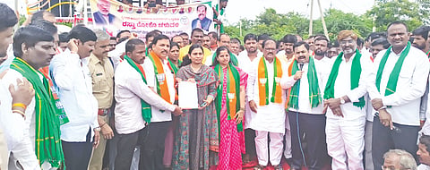 ಸರ್ಕಾರ ಕೂಡಲೇ ಬರದಿಂದ ಸಂಕಷ್ಟದಲ್ಲಿರುವ ರೈತರ ನೆರವಿಗೆ ಧಾವಿಸಬೇಕು ಎಂದು ಒತ್ತಾಯಿಸಿ ಸೇಡಂ ತಾಲೂಕಿನ ಮುಧೋಳದಲ್ಲಿ ಬಿಜೆಪಿಯಿಂದ ಪ್ರತಿಭಟನೆ ನಡೆಸಿ ತಹಸೀಲ್ದಾರ್​ ಶ್ರೀಯಾಂಕಾ ಧನಶ್ರೀ ಅವರಿಗೆ ಮನವಿಪತ್ರ ಸಲ್ಲಿಸಲಾಯಿತು. ರಾಜಕುಮಾರ ಪಾಟೀಲ್​, ಸಂತೋಷಿರಾಣಿ ಪಾಟೀಲ್​, ಶರಣು ಮೆಡಿಕಲ್​, ನಾಗರೆಡ್ಡಿ ಪಾಟೀಲ್​, ಸಿದ್ದು ಬಾನರ್​, ವಿಜಯಕುಮಾರ ಆಡಕಿ ಇತರರಿದ್ದರು.
