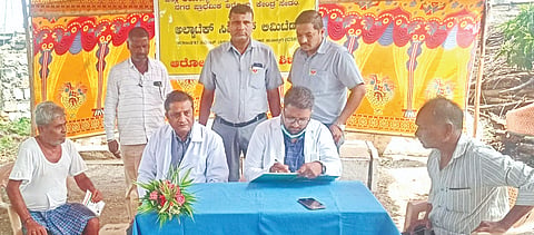 ಸೇಡಂ ಹೊರವಲಯದ ಕೋಡ್ಲಾ ಕ್ರಾಸ್​ನಲ್ಲಿ ಅಲ್ಟ್ರಾಟೆಕ್​ ಸಿಮೆಂಟ್​ ಕಂಪನಿಯಿಂದ ಆರೋಗ್ಯ ತಪಾಸಣೆ ಶಿಬಿರ ನಡೆಸಲಾಯಿತು. ಡಾ.ವೆಂಕಟೇಶ ಕುಲಕರ್ಣಿ, ಡಾ.ರಮಣಾಚಾರಿ, ಗಣೇಶ ಕಡಬಗಾಂವ್​, ನಾಗಕುಮಾರ ಎಳ್ಳಿ ಇದ್ದರು. 