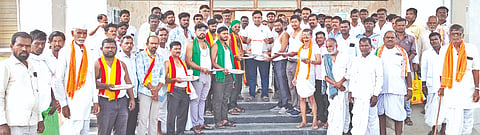 ಬರ ಪೀಡಿತ ತಾಲೂಕು ೂಷಣೆಗೆ ಒತ್ತಾಯಿಸಿ ಸೇಡಂನಲ್ಲಿ ಕರವೇ ಕಾರ್ಯಕರ್ತರು ಸಹಾಯಕ ಆಯುಕ್ತರ ಕಚೇರಿ ತಹಸೀಲ್ದಾರ್​ಗೆ ಮನವಿಪತ್ರ ಸಲ್ಲಿಸಿದರು. ರಾಮಚಂದ್ರ ಗುತ್ತೇದಾರ್​, ಮಹೇಶ ಪಾಟೀಲ್​, ದೇವು ನಾಟೀಕಾರ, ಚಂದ್ರಶೇಖರ ಪೂಜಾರಿ, ಭೀಮಯ್ಯ ಗುತ್ತೇದಾರ್​, ಪ್ರವಿಣ ಕೋಡ್ಲಾ, ಗುಂಡಪ್ಪ ಪೂಜಾರಿ, ಚಂದ್ರಶೇಖರ ಮಡಿವಾಳ ಇದ್ದರು.