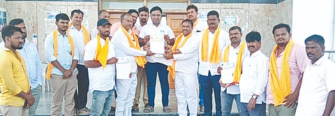  ಬಂಜಾರ ಭವನ ಸ್ಥಳದ ಸಮಸ್ಯೆ ಬಗೆಹರಿಸುವಂತೆ ಒತ್ತಾಯಿಸಿ ಗೋರ ಸೇನಾ ಪದಾಧಿಕಾರಿಗಳು ಸೇಡಂನಲ್ಲಿ ಸಹಾಯಕ ಆಯುಕ್ತರಿಗೆ ಮನವಿಪತ್ರ ಸಲ್ಲಿಸಿದರು. ರಮೇಶ ರಾಠೋಡ್​, ದಶರಥ ಚವ್ಹಾಣ್​, ಚಂದ್ರಕಾಂತ, ವಿನೋದ ಪವಾರ, ನಂದು ರಾಠೋಡ್​, ಸುನೀಲ ರಾಠೋಡ್​ ಇದ್ದರು.