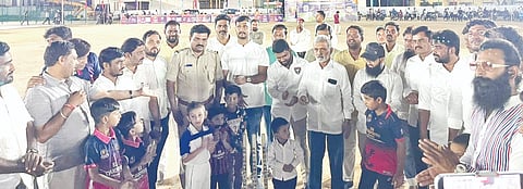  ಸೇಡಂ ತಾಲೂಕು ಕ್ರೀಡಾಂಗಣದಲ್ಲಿ ಆರ್​ಆರ್​ ಚಾಂಪಿಯನ್ಸ್​ ಸೀಸನ್​-3 ಪ್ರೀಮಿಯರ್​ ಲೀಗ್​ಗೆ ಸಿಪಿಐ ಮಹಾದೇವ ದಿಡ್ಡಿಮನಿ ಚಾಲನೆ ನೀಡಿದರು. ಅಬ್ದುಲ್​ ರಸೀದ್​ ರಂಜೋಳ, ವೀರೇಂದ್ರ ರುದ್ನೂರ, ಶಿವಾನಂದಸ್ವಾಮಿ, ಅಬ್ದುಲ್​ ಹಫೀಜ್​ ರಂಜೋಳ ಇದ್ದರು. ===