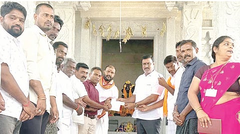 ಸಿದ್ಧಾಪುರ ಸಮೀಪದ ಬರಗೂರು ಕ್ಯಾಂಪ್‌ನ ಶ್ರೀರಾಮ ದೇವಸ್ಥಾನಕ್ಕೆ ಧರ್ಮಸ್ಥಳ ಗ್ರಾಮಾಭಿವೃದ್ಧಿ ಯೋಜನೆಯಿಂದ 2 ಲಕ್ಷ ರೂ. ಡಿಡಿ ಹಸ್ತಾಂತರಿಸಲಾಯಿತು. ಯೋಜನೆಯ ವಲಯ ಮೇಲ್ವಿಚಾರಕ ಎಸ್.ಶಿವ ನಾಯ್ಕ, ದೇವಸ್ಥಾನ ಕಮಿಟಿ ಅಧ್ಯಕ್ಷ ಸಿ.ಎಚ್.ಕೃಷ್ಣರಾವ್, ಗ್ರಾಪಂ ಮಾಜಿ ಅಧ್ಯಕ್ಷೆ ನಿರ್ಮಲಾ ಯಂಕಪ್ಪ ಇತರರಿದ್ದರು.