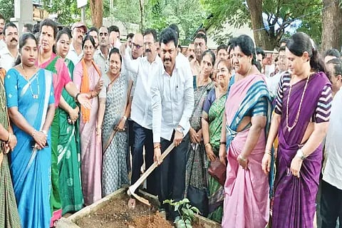 ಸಾಗರದ ಜಂಬಗಾರು ರೈಲ್ವೆ ನಿಲ್ದಾಣದಲ್ಲಿ ಬಿಜೆಪಿಯಿಂದ ಆಯೋಜಿಸಿದ್ದ ವನಮಹೋತ್ಸವದಲ್ಲಿ ಬಿ.ವೈ.ರಾಘವೇಂದ್ರ ಸಸಿ ನೆಟ್ಟರು. ಹರತಾಳು ಹಾಲಪ್ಪ, ಮಧುರಾ ಶಿವಾನಂದ್, ಮೈತ್ರಿ ಪಾಟೀಲ್ ಇತರರಿದ್ದರು.