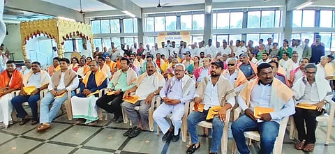 ಸಾಗರದ ಶಾರದಾಂಬಾ ಕಲ್ಯಾಣ ಮಂಟಪದಲ್ಲಿ ಬಿಜೆಪಿ ನಗರ ಮಂಡಲಯಿಂದ ಹಮ್ಮಿಕೊಳ್ಳಲಾಗಿದ್ದ ಪ್ರಬುದ್ಧರ ಜೊತೆ ಸಂವಾದ ಕಾರ್ಯಕ್ರಮದಲ್ಲಿ ವಿವಿಧ ಕ್ಷೇತ್ರದ ಸಾಧಕರನ್ನು ಸನ್ಮಾನಿಸಲಾಯಿತು. ಟಿ.ಡಿ.ಮೇಘರಾಜ್, ಕೆ.ಆರ್.ಗಣೇಶ ಪ್ರಸಾದ್, ಹಕ್ರೆ ಮಲ್ಲಿಕಾರ್ಜುನ, ದೇವೇಂದ್ರಪ್ಪ, ವಿ.ಮಹೇಶ್ ಇತರರಿದ್ದರು.