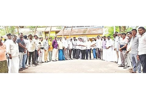 ಸಿರವಾರ ತಹಸೀಲ್ದಾರ್ ಅಶೋಕ ಪವಾರ್ ಅವರಿಗೆ ಅಖಿಲ ಕರ್ನಾಟಕ ವಾಲ್ಮೀಕಿ ನಾಯಕ ಮಹಾಸಭಾದಿಂದ ಮನವಿ ಸಲ್ಲಿಸಲಾಯಿತು. ಪ್ರಮುಖರಾದ ಅಮರೇಶ ಗಡ್ಲ, ಡಾ.ಯಲ್ಲಪ್ಪ, ಚನ್ನಬಸವ ಗಡ್ಲ, ಚನ್ನಾನ್ ನಾಗರಾಜ ನಾಯಕ, ಭರತ್ ನಾಯಕ, ವೆಂಕಟೇಶ ದೊರೆ, ರಂಗನಾಥ ನಾಯಕ, ವೀರೇಶ ಮಳಿಗಿ, ಜಿ.ಗೋಪಾಲ ನಾಯಕ, ಹನುಮನಗೌಡ ನಾಯಕ, ಟಿ.ರಮೇಶ ನಾಯಕ ಇತರರಿದ್ದರು.