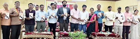ಸವಣೂರ ಪಟ್ಟಣದಲ್ಲಿ ಗುರುವಾರ ಏರ್ಪಡಿಸಿದ್ದ ಯುವ ಸಾಹಿತಿ ಚಿನ್ನು ಎಸ್. ರಾಗಿ ರಚಿತ ಅಕ್ಷರ ಕಾವ್ಯಚಿತ್ರ ಕವನ ಸಂಕಲನವನ್ನು  ಉಪ ವಿಭಾಗಾಧಿಕಾರಿ ಶುಭಂ ಶುಕ್ಲಾ ಬಿಡುಗಡೆಗೊಳಿಸಿದರು. ತಹಸೀಲ್ದಾರ್ ರವಿಕುಮಾರ ಕೊರವರ, ಸಾಹಿತಿ ಸತೀಶ ಕುಲಕರ್ಣಿ, ಲತಾ ವಾಲಿ, ಡಾ. ರಾಜಶೇಖರ ಡೊಂಬರಮತ್ತೂರ, ಡಾ. ಮಹಾಂತೇಶ ಕುತನಿ ಇತರರಿದ್ದರು.