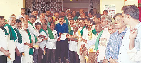 ಗೋವಿನಜೋಳ ಬೆಲೆ ನಿಗದಿ ಹಾಗೂ ಖರೀದಿ ಕೇಂದ್ರ ತೆರೆಯಲು ಒತ್ತಾಯಿಸಿ ತಹಸೀಲ್ದಾರ್ ರವಿಕುಮಾರ ಅವರಿಗೆ ರೈತ ಸಂಘಟನೆಗಳಿಂದ ಮನವಿ ಸಲ್ಲಿಸಲಾಯಿತು. ಚನ್ನಪ್ಪ ಮರಡೂರ, ಬಾಬು ಪರಾಶ, ಸಂಗಮೇಶ ಪೀತಾಂಭ್ರಶೆಟ್ಟಿ, ಅಬ್ದುಲ್ ಬುಡಂದಿ ಇತರರಿದ್ದರು.