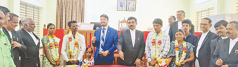 ಸವಣೂರ ಪಟ್ಟಣದ ಜೆಎಂಎಫ್‌ಸಿ ನ್ಯಾಯಾಲಯದಲ್ಲಿ ಶನಿವಾರ ನಡೆದ ರಾಷ್ಟ್ರೀಯ ಲೋಕ ಅದಾಲತ್‌ನಲ್ಲಿ ರಾಜಿ ಸಂಧಾನದ ಮೂಲಕ ಮತ್ತೆ ಒಂದಾದ ಜೋಡಿ. ನ್ಯಾಯಾಧೀಶ ಶ್ರೀನಿವಾಸ ಎಸ್.ಎನ್., ಇತರರಿದ್ದರು.