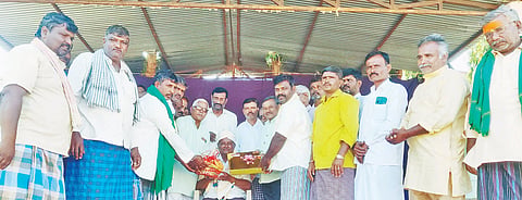 ಸವಣೂರ ತಾಲೂಕು ಇಚ್ಚಂಗಿ ಗ್ರಾಮದ ಸರ್ಕಾರಿ ಪ್ರೌಢಶಾಲೆಯಲ್ಲಿ ಏರ್ಪಡಿಸಿದ್ದ ಸಮಾರಂಭದಲ್ಲಿ ಪಿಎಲ್‌ಡಿ ಬ್ಯಾಂಕ್ ನೂತನ ಅಧ್ಯಕ್ಷರಾಗಿ ಆಯ್ಕೆಗೊಂಡ ಆನಂದಪ್ಪ ಅಕ್ಕೂರ ಅವರನ್ನು ಸನ್ಮಾನಿಸಲಾಯಿತು. ಶಂಭಣ್ಣ ಅಂಗಡಿ, ಯಲ್ಲಪ್ಪ ಗದಿಗೆಣ್ಣನವರ, ಎಲ್.ವೈ. ಗದಿಗೆಣ್ಣನವರ ಇತರರಿದ್ದರು.