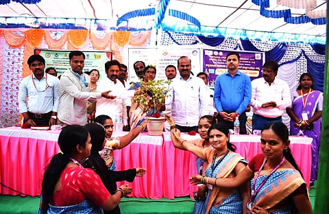 ಸಂಡೂರು ತಾಲೂಕಿನ ವಡ್ಡು ಗ್ರಾಪಂನಲ್ಲಿ ಗ್ರಾಪಂ ಮಟ್ಟದ ಕನ್ವರ್ಜೆನ್ಸ್ ಮೇಳವನ್ನು ಗ್ರಾಪಂ ಅಧ್ಯಕ್ಷೆ ನಿಂಗಮ್ಮ ಉದ್ಘಾಟಿಸಿದರು.
