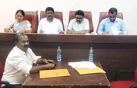 ಸಂಡೂರು ತಾಪಂ ಸಭಾಂಗಣದಲ್ಲಿ ಪಂಚ ಗ್ಯಾರಂಟಿ ಯೋಜನೆಗಳ ಯೋಜನೆ ಅರಿವು ಮೂಡಿಸುವ ಕಾರ್ಯಕ್ರಮ ಹಾಗೂ ಪ್ರಗತಿ ಪರಿಶೀಲನಾ ಸಭೆ ನಡೆಯಿತು. ಗ್ಯಾರಂಟಿ ಯೋಜನೆಗಳ ಅನುಷ್ಠಾನ ಸಮಿತಿ ತಾಲೂಕು ಅಧ್ಯಕ್ಷ ಎಸ್.ನೂರುದ್ದೀನ್, ಜಿಲ್ಲಾ ಉಪಾಧ್ಯಕ್ಷೆ ಆಶಾಲತಾ ಸೋಮಪ್ಪ, ತಹಸೀಲ್ದಾರ್ ಅನಿಲ್ ಕುಮಾರ್ ಇತರರಿದ್ದರು.