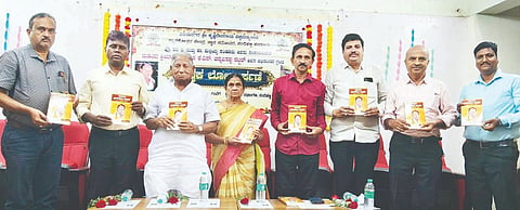ಸಂಡೂರು ತಾಲೂಕಿನ ನಂದಿಹಳ್ಳಿ ಸ್ನಾತಕೋತ್ತರ ಕೇಂದ್ರದಲ್ಲಿ ಆಯೋಜಿಸಿದ್ದ ‘ದುಡಿತದ ಕ್ರಿಯಾಶೀಲ ಸಾಧಕ’ ಅಭಿನಂದನಾ ಗ್ರಂಥ ಬಿಡುಗಡೆ ಮಾಡಲಾಯಿತು. 
