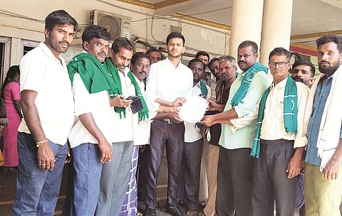ಸಂಡೂರು ಎಪಿಎಂಸಿ ಬಳಿಯ ವಾರದ ಸಂತೆ ಮಾರುಕಟ್ಟೆಯಲ್ಲಿ ಸ್ಥಳಿಯ ರೈತರಿಗೆ ಅವಕಾಶ ಮಾಡಿ ಕೊಡಲು ಆಗ್ರಹಿಸಿ ಕರ್ನಾಟಕ ರೈತ ಸಂಘದಿಂದ ಪುರಸಭೆ ಮುಖ್ಯಾಧಿಕಾರಿ ಬಿ.ವಿನಯಕುಮಾರ್‌ಗೌಡಗೆ ಮನವಿ ಸಲ್ಲಿಸಲಾಯಿತು. ಸಂಘದ ತಾಲೂಕು ಅಧ್ಯಕ್ಷ ಚಂದ್ರಶೇಖರ ಮೇಟಿ, ಉಪಾಧ್ಯಕ್ಷರಾದ ಕಾಡಪ್ಪ, ಪರಮೇಶ್ವರಪ್ಪ, ಗ್ರಾಮ ಘಟಕದ ಅಧ್ಯಕ್ಷರಾದ ಷಣ್ಮುಖಪ್ಪ, ಮಂಜುನಾಥ ಪಾಟೀಲ ಇತರರಿದ್ದರು. 