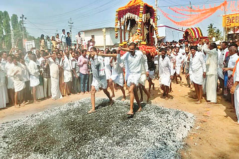 ಅಜ್ಜಂಪುರದ ಡಣಾಯಕಪುರದಲ್ಲಿ ಗ್ರಾಮ ದೇವತೆಗಳಾದ ಶ್ರೀ ಆದಿಶಕ್ತಿ ದೇವಿ, ಶ್ರೀ ಆಂಜನೇಯಸ್ವಾಮಿ ಹಾಗೂ ಶ್ರೀ ಶಿವಲಿಂಗೇಶ್ವರ ಸ್ವಾಮಿ ಕೆಂಡೋತ್ಸವ ನಡೆಯಿತು.