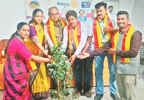 ತರೀಕೆರೆ ರೋಟರಿ ಶಾಲೆಯಲ್ಲಿ ರಾಜ್ಯೋತ್ಸವ ಹಿನ್ನೆಲೆಯಲ್ಲಿ ಏರ್ಪಡಿಸಿದ್ದ ಕನ್ನಡ ಕಲರವ ರಸ ಮಂಜರಿ ಕಾರ್ಯಕ್ರಮವನ್ನು ಪುರಸಭೆ ಸದಸ್ಯ ಟಿ.ದಾದಾಪೀರ್ ಉದ್ಘಾಟಿಸಿದರು. ಬಿ.ಪಿ.ರವಿಕುಮಾರ್, ಪ್ರವೀಣ್ ನಾಹರ್, ಸುನೀತಾ, ಪಿ.ಪ್ರವೀಣ್, ಮೀರಾ ಇತರರಿದ್ದರು.