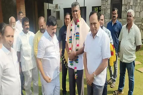 ಎನ್.ಆರ್.ಪುರಕ್ಕೆ ಹೋಗುವ ಮಾರ್ಗದಲ್ಲಿ ಸಮೀಪದ ರೆಸಾರ್ಟ್‌ನಲ್ಲಿ ತಂಗಿದ್ದ ಸಚಿವ ಸತೀಶ್ ಜಾರಕಿಹೊಳಿ ಅವರನ್ನು ಆರಗ ಜ್ಞಾನೇಂದ್ರ, ಕಿಮ್ಮನೆ ರತ್ನಾಕರ್, ರತ್ನಾಕರ ಶೆಟ್ಟಿ ಮತ್ತಿತರರು ಗೌರವಿಸಿದರು.