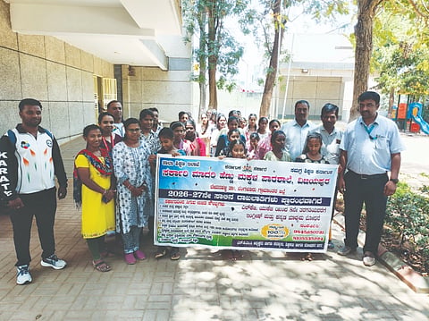ವಿಜಯಪುರದ ಸರ್ಕಾರಿ ಮಾದರಿ ಹೆಣ್ಣುಮಕ್ಕಳ ಪಾಠಶಾಲೆ ವತಿಯಿಂದ ಹಮ್ಮಿಕೊಂಡಿದ್ದ ಶಾಲಾ ದಾಖಲಾತಿ ಆಂದೋಲನದ ಮೆರವಣಿಗೆಯಲ್ಲಿ ಅಂತಾರಾಷ್ಟ್ರೀಯ ವಿಮಾನ ನಿಲ್ದಾಣ ಪ್ರಾಧಿಕಾರದ ಶೈಕ್ಷಣಿಕ ವಿಭಾಗದ ಸಂಯೋಜನಾಧಿಕಾರಿ ಕೇಶವಮೂರ್ತಿ, ಮುಖ್ಯಶಿಕ್ಷಕ ಮನೋಹರ್​, ಶಿಕ್ಷಕರು ಹಾಗೂ ವಿದ್ಯಾರ್ಥಿಗಳು ಇದ್ದರು.   