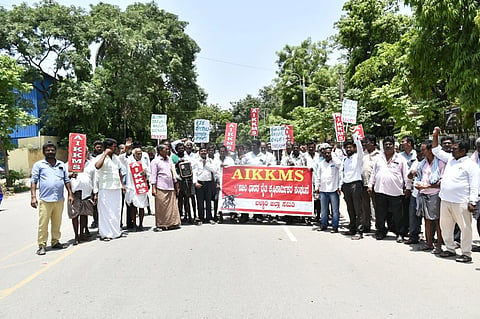 ಬಳ್ಳಾರಿಯ ಜಿಪಂ ಆವರಣದಲ್ಲಿ ಮನರೇಗಾ ಯೋಜನೆಯಡಿ ಬಾಕಿ ವೇತನ ಬಿಡುಗಡೆಗೊಳಿಸುವಂತೆ ಆಗ್ರಹಿಸಿ ಎಐಕೆಕೆಎಂಎಸ್ ಸಂಘಟನೆಯಿಂದ ಪ್ರತಿಭಟನೆ ನಡೆಯಿತು. ಜಿಲ್ಲಾಧ್ಯಕ್ಷ ಗೋವಿಂದ್, ಪ್ರಮುಖರಾದ ಮಂಜುನಾಥ, ಲಕ್ಷ್ಮೀಕಾಂತ್, ಗಾದಿಲಿಂಗಪ್ಪ, ಶೇಖರಪ್ಪ, ವೀರಭದ್ರ ಇತರರಿದ್ದರು.