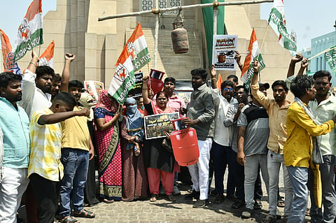 ಬಳ್ಳಾರಿಯ ಗಡಗಿ ಚನ್ನಪ್ಪ ವೃತ್ತದಲ್ಲಿ ಜಿಲ್ಲಾ ಯುವ ಕಾಂಗ್ರೆಸ್ ಘಟಕದ ವತಿಯಿಂದ ಪ್ರತಿಭಟನೆ ನಡೆಯಿತು. ಜಿಲ್ಲಾಧ್ಯಕ್ಷ ಕೆ.ಶ್ರೀಕಾಂತ್, ಮುಖಂಡರಾದ ಅಂಜಿನಿ, ಶಾರದ, ವೀರೇಶ್, ಹಸೀನ್ ಇತರರಿದ್ದರು