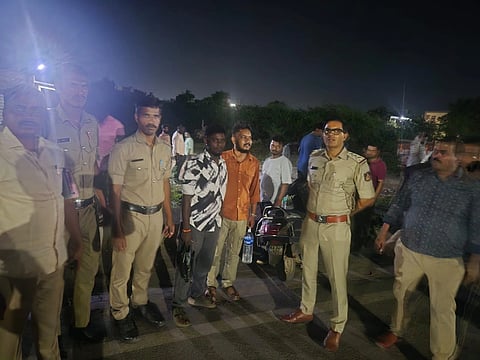 ಬಳ್ಳಾರಿಯ ಎಪಿಎಂಸಿ ಠಾಣೆ ವ್ಯಾಪ್ತಿಯಲ್ಲಿ ಮದ್ಯ ಸೇವನೆಯಲ್ಲಿ ತೊಡಗಿದ್ದ ಇಬ್ಬರ ಯುವಕರನ್ನು ಪೊಲೀಸರು ಬಂಧಿಸಿದರು. ಠಾಣಾ ಪಿಎಸ್‌ಐ ಎಸ್.ರಫೀಕ್, ಸಿಬ್ಬಂದಿ ಮಹೇಶ್ವರ ಗೌಡ, ರುದ್ರೇಶ್ ಇತರರಿದ್ದರು.