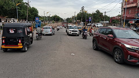 ಬಳ್ಳಾರಿಯ ದುರ್ಗಮ್ಮ ದೇವಸ್ಥಾನದಲ್ಲಿ ರಸ್ತೆಯಲ್ಲಿ ಯಥಾಸ್ಥಿತಿಯಂತೆ ವಾಹನಗಳು ಸಂಚರಿಸಿದವು.