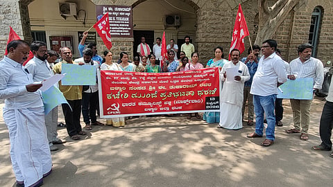 ಬಳ್ಳಾರಿಯ ಡಿಸಿ ಕಚೇರಿ ಆವರಣದಲ್ಲಿರುವ ಸಂಸದ ಕಚೇರಿ ಮುಂಭಾಗದಲ್ಲಿ ಸಿಪಿಎಂ ಪಕ್ಷದಿಂದ ಸೋಮವಾರ ಪ್ರತಿಭಟನೆ ನಡೆಯಿತು. ಸಂಘಟನೆ ಪದಾಧಿಕಾರಿಗಳಾದ ಜೆ. ಸತ್ಯಬಾಬು, ಎಚ್. ತಿಪ್ಪಯ್ಯ, ಜೆ. ಚಂದ್ರಕುಮಾರಿ, ವಿ.ಎಸ್. ಶಿವಶಂಕರ್, ಜೆ. ಚೆನ್ನಬಸಯ್ಯ ಇತರರಿದ್ದರು.