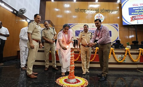 ಬಳ್ಳಾರಿಯ ಜಿಪಂ ಸಭಾಂಗಣದಲ್ಲಿ ಆಯೋಜಿಸಿದ್ದ ತರಬೇತಿ ಕಾರ್ಯಾಗಾರವನ್ನು ಹೊಸಪೇಟೆ ವಿಭಾಗದ ಅಬಕಾರಿ ಜಂಟಿ ಆಯುಕ್ತೆ ಶೈಲಜಾ ಕೋಟೆ ಉದ್ಘಾಟಿಸಿದರು. ಅಬಕಾರಿ ಇಲಾಖೆಯ ಉಪ ಆಯುಕ್ತೃರಾದ ಡಾ.ಪಿ.ಮಾದೇಶ್, ಎನ್.ಮಂಜುನಾಥ, ಎಂಎಸ್‌ಟಿಸಿ ಲಿಮಿಟೆಡ್ ವ್ಯವಸ್ಥಾಪಕ ಸತೀಶ್ ಕುಮಾರ್ ಇತರರಿದ್ದರು.