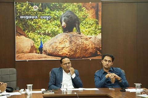 ಬಳ್ಳಾರಿಯ ನೂತನ ಡಿಸಿ ಕಚೇರಿ ಸಭಾಂಗಣದಲ್ಲಿ ಆಯೋಜಿಸಿದ್ದ ವಿಪತ್ತು ನಿರ್ವಹಣಾ ಪ್ರಾಧಿಕಾರದ ಸಭೆಯಲ್ಲಿ ಡಿಸಿ ಕೆ.ನಾಗೇಂದ್ರ ಪ್ರಸಾದ್, ಜಿಪಂ ಸಿಇಒ ಮಹಮ್ಮದ್ ಹ್ಯಾರಿಸ್ ಸುಮೈರ್ ಇದ್ದರು. ==