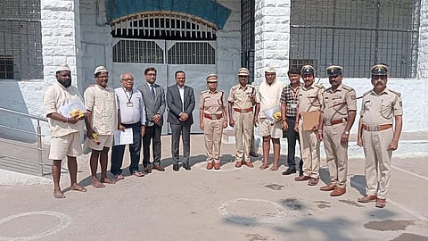 ಬಳ್ಳಾರಿಯ ಕೇಂದ್ರ ಕಾರಾಗೃಹದಿಂದ ಮೂವರು ಕೈದಿಗಳು ಬಿಡುಗಡೆಗೊಂಡರು. ಡಿಸಿ ನಾಗೇಂದ್ರ ಪ್ರಸಾದ್ ಕೆ., ಹಿರಿಯ ಸಿವಿಲ್ ನ್ಯಾಯಾಧೀಶ ರಾಜೇಶ್ ಎನ್. ಹೊಸಮನೆ, ಜೈಲು ಅಧೀಕ್ಷಕಿ ಲತಾ ಇತರರಿದ್ದರು.
