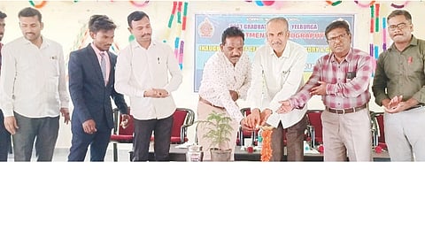 ಯಲಬುರ್ಗಾದ ಸ್ನಾತಕೋತ್ತರ ಪದವಿ ಕೇಂದ್ರದಲ್ಲಿ ಭೂಗೋಳ ಶಾಸ್ತ್ರದ ಮಹತ್ವದ ಕುರಿತು ವಿಶೇಷ ಉಪನ್ಯಾಸ ಕಾರ್ಯಕ್ರಮವನ್ನು ಕೊಪ್ಪಳ ವಿವಿ ಕುಲಪತಿ ಎಸ್.ವಿ.ಡಾಣಿ ಉದ್ಘಾಟಿಸಿದರು. ಸ್ನಾತಕೋತ್ತರ ಕೇಂದ್ರದ ಆಡಳಿತಾಧಿಕಾರಿ ಕೆ.ಎಚ್.ಛತ್ರದ, ಭೂಗೋಳಶಾಸ್ತ್ರ ವಿಭಾಗದ ಮುಖ್ಯಸ್ಥ ಶರಣಪ್ಪ ಡಿ.ಗೌಡ್ರ, ಉಪನ್ಯಾಸಕರಾದ ಶ್ರೀಕಾಂತ, ಡಾ.ರವೀಂದ್ರ ಬೇಟಗೇರಿ ಇತರರಿದ್ದರು.