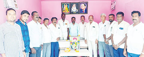   ತಿ.ನರಸೀಪುರದ ಪ್ರಗತಿಪರ ಚಿಂತಕರ ವೇದಿಕೆ ಕಾರ್ಯಾಲಯದಲ್ಲಿ ಸೋಮವಾರ ಹಮ್ಮಿಕೊಂಡಿದ್ದ  ಮಹಾತ್ಮ ಜ್ಯೋತಿಬಾಪುಲೆ ಜಯಂತಿಯಲ್ಲಿ  ಕೆ.ಎನ್.ಪ್ರಭುಸ್ವಾಮಿ, ಎನ್.ಲಿಂಗಪ್ಪಾಜಿ, ಶಿವಕುಮಾರ್, ಕುಕ್ಕೂರು ರಾಜು, ಎಸ್.ಸಿ.ಗಣೇಶಸ್ವಾಮಿ ಇತರರು ಇದ್ದರು.