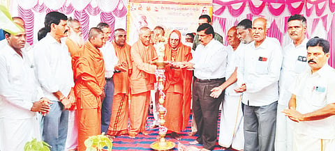 ತಿ.ನರಸೀಪುರ ಪಟ್ಟಣದ ಹೆಳವರಹುಂಡಿಯಲ್ಲಿ ಆಯೋಜಿಸಿದ್ದ ಮಡ್ರಳ್ಳಿ ಮಠದ ಶ್ರೀ ಶಾಂತ ಮಲ್ಲಿಕಾರ್ಜುನ ಸ್ವಾಮೀಜಿ ವರ್ಧಂತ್ಯುತ್ಸವ ಹಾಗೂ ಗುರುವಂದನಾ ಕಾರ್ಯಕ್ರಮವನ್ನು ವಾಟಾಳು ಮಠದ ಶ್ರೀ ಸಿದ್ದಲಿಂಗ ಶಿವಾಚಾರ್ಯ ಸ್ವಾಮೀಜಿ ಉದ್ಘಾಟಿಸಿದರು. ಶ್ರೀ ರಾಜಶೇಖರ ಸ್ವಾಮೀಜಿ, ಸಿದ್ದಪ್ಪ, ಪುಟ್ಟಬುದ್ದಿ, ಸದಾಶಿವಮೂರ್ತಿ, ಪಿ.ನಟರಾಜು ಇತರರು ಇದ್ದರು.