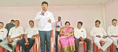 ಆನವಟ್ಟಿ ಸಮೀಪದ ಎಣ್ಣೆಕೊಪ್ಪ& ಕಮನವಳ್ಳಿ ಗ್ರಾಮಗಳಲ್ಲಿ ವಿವಿಧ ಕಾಮಗಾರಿಗಳಿಗೆ ಸಂಸದ ರಾವೇಂದ್ರ ಗುದ್ದಲಿ ಪೂಜೆ ನೆರವೇರಿಸಿದರು. ಭಾರತಿ ಶೆಟ್ಟಿ, ರಾಜು  ತಲ್ಲೂರು, ಎ.ಎಲ್​.ಅರವಿಂದ್​, ಗಜಾನನ ರಾವ್​ ಮತ್ತಿತರರಿದ್ದರು.