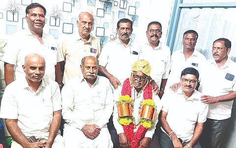 ಬನ್ನೂರಿನಲ್ಲಿ ನೇಗಿಲಯೋಗಿ ಸಮಾಜ ಸೇವಾ ಟ್ರಸ್ಟ್ ವತಿಯಿಂದ ಸಮಾಜಸೇವಾ ಪ್ರಶಸ್ತಿ ಪುರಸ್ಕತರಾದ ತಾಲೂಕು ಒಕ್ಕಲಿಗ ಸಂಘದ ಅಧ್ಯಕ್ಷ ವೈ.ಎಸ್.ರಾಮಸ್ವಾಮಿ ಅವರನ್ನು ಸನ್ಮಾನಿಸಲಾಯಿತು. ಮೇಗಳಕೊಪ್ಪಲು ಜಯರಾಮು, ರಂಗಸ್ವಾಮಿ, ಚಿಕ್ಕಿರಯ್ಯ, ಅತ್ತಳ್ಳಿ ಮೋಹನ್, ರಂಗಸ್ವಾಮಿ, ಕುಂತನಹಳ್ಳಿ ಚಲುವರಾಜು, ಕೃಷ್ಣೇಗೌಡ, ಬೀಡನಹಳ್ಳಿ ದೇವರಾಜು, ಬಾಣಗವಾಡಿ ನಾರಾಯಣಸ್ವಾಮಿ ಇತರರು ಇದ್ದರು.