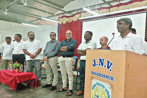 ಸೀಗೋಡಿನ ಪಿಎಂ ಶ್ರೀ ಜವಾಹರ ನವೋದಯ ವಿದ್ಯಾಲಯದಲ್ಲಿ ನಡೆದ ಪೋಷಕ-ಶಿಕ್ಷಕ ಪರಿಷತ್ತಿನ ಸಭೆಯಲ್ಲಿ ಸಂಸದ ಕೋಟಾ ಶ್ರೀನಿವಾಸ ಪೂಜಾರಿ ಮಾತನಾಡಿದರು. 