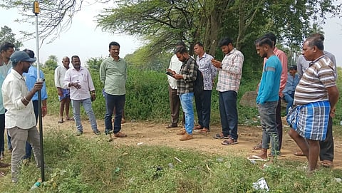 ಬಂಗಾರಪೇಟೆ ತಾಲೂಕು Kolara ಬೆಂಗನೂರು ಗ್ರಾಮದಲ್ಲಿ ಸ್ಮಶಾನ ಸರ್ವೇ ಮಾಡಲು ಅಧಿಕಾರಿಗಳು ಆಗಮಿಸಿ ವಾಪಸ್​ ಹೊರಟರು. ಪಿಡಿಒ ಮುನಿರಾಜು, ಗ್ರಾಮ ಲೆಕ್ಕಾಧಿಕಾರಿ ಅಂಬರೀಶ್​, ಸರ್ವೇಯರ್​ ಹರೀಶ್​ ಇದ್ದರು.