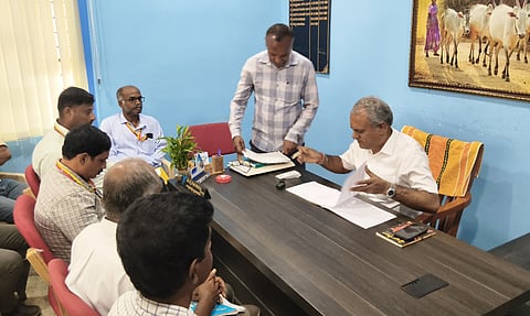 ಚಿಕ್ಕನಾಯಕನಹಳ್ಳಿ ಪಶುಸಂಗೋಪನಾ ಇಲಾಖೆಯಲ್ಲಿ ಶಾಸಕ ಸಿ.ಬಿ.ಸುರೇಶ್​ಬಾಬು ಪ್ರಗತಿ ಪರಿಶೀಲನೆ ಸಭೆ ನಡೆಸಿದರು. ಪಶುವೈದ್ಯರಾದ ಮಂಜುನಾಥ್​, ಶಾಂತೇಶ್​,ಅದಿತ್ಯ, ವಿರುಪಾಕ್ಷ, ರವಿಕುಮಾರ್​, ಪ್ರಮೋದ್​, ರಕ್ಷಿತ್​, ಮಹಮದ್​ ಹುಸೇನ್​ ಇದ್ದರು.